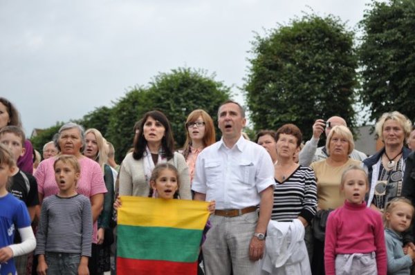 Tradicija, kuria verta didžiuotis: „Tautiška giesmė“ 21 val. per Valstybės dieną vėl skries...
