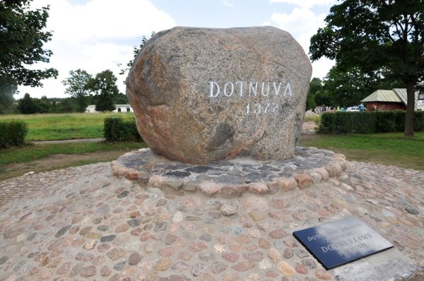 Dotnuviams atminti ‒ dieviškuoju ženklu pažymėtas paminklinis akmuo