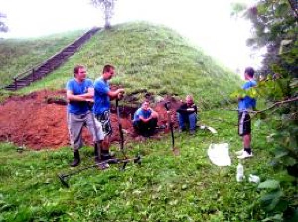 Bakainių piliakalnyje dirba archeologai