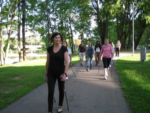 Fizinio aktyvumo skatinimas mokyklų bendruomenėse šiaurietiškojo ėjimo pamokomis