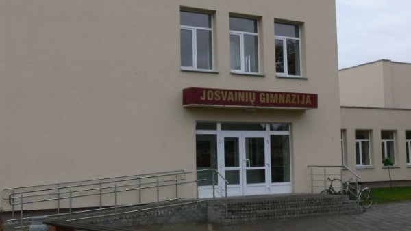 Josvainių gimazija minėjo porą sukakčių, atidarytas ilgamečio direktoriaus V. Rakicko kabinetas