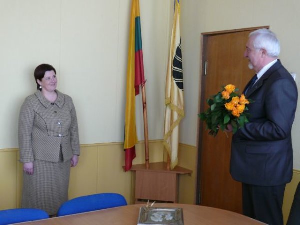  Metų mokytoją Rasą Rugelienę pagerbė rajono meras Rimantas Diliūnas
