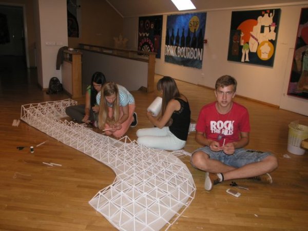 Miesto gimtadieniui dovanos pasagą iš  3 tūkst. plastikinių šiaudelių