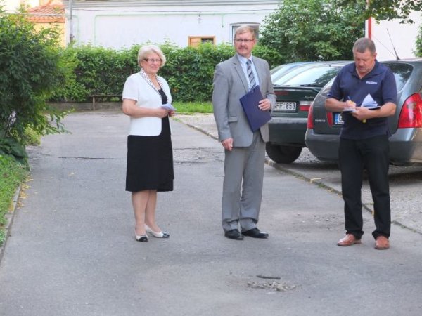 Duobės daugiabučių kiemuose – ir valdžios rūpestis