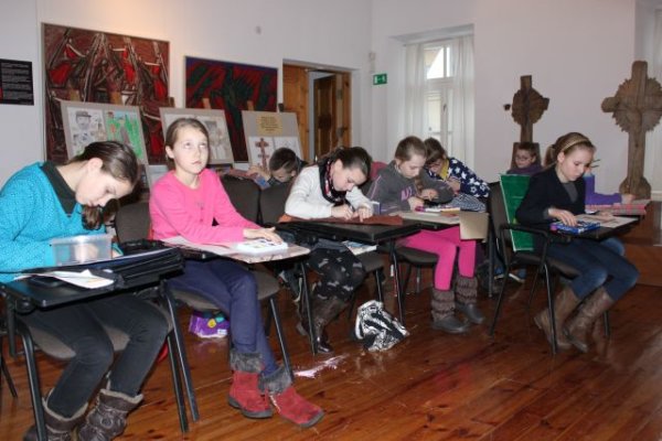 Dailės mokyklos mokiniai piešė Vincą Svirskį ir jo kryžius