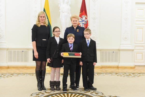 Vėliava iš Prezidentės rankų - Kėdainių „Aušros“ sveikatinimo ir sporto pagrindinei mokyklai