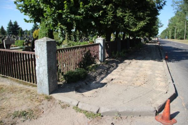Kauno gatvėje atnaujinamas šaligatvis