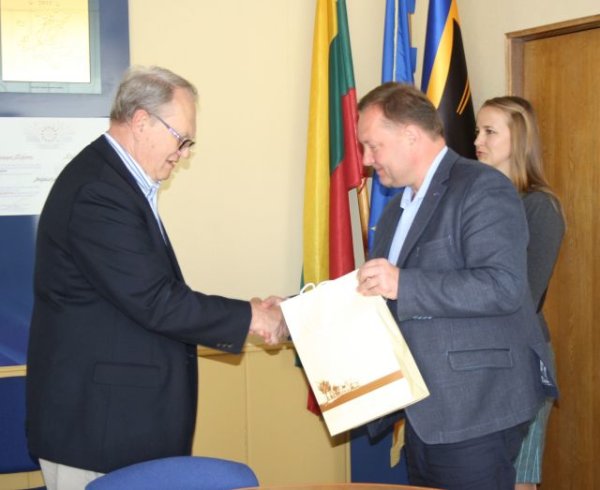 Savivaldybėje lankėsi kėdainietiškų šaknų turintis NASA astronautas 