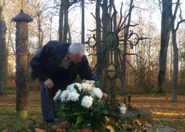 Paberžėje – gėlės ir žvakių liepsnelės išėjusiems 
