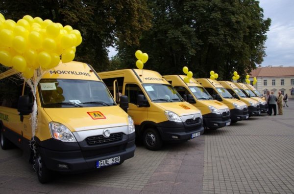 Mokslo metų išvakarėse dvi rajono mokyklas pasiekė nauji autobusiukai
