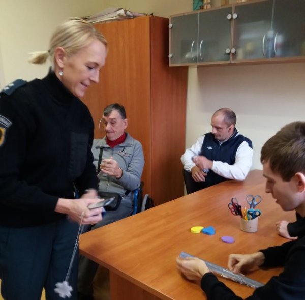 Patarimų, kaip saugiai elgtis kelyje, nebus per daug