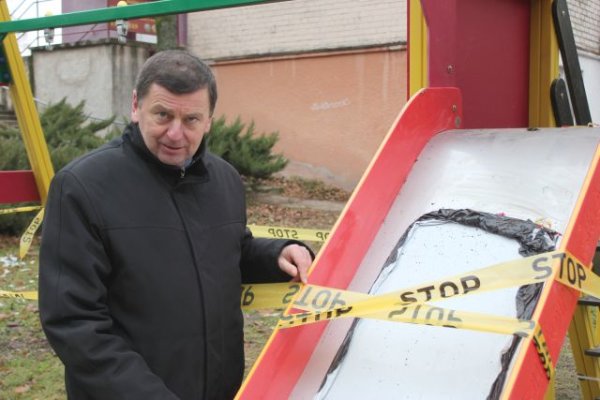 Aštuoniose miesto vietose įrengtos naujos vaikų žaidimų aikštelės