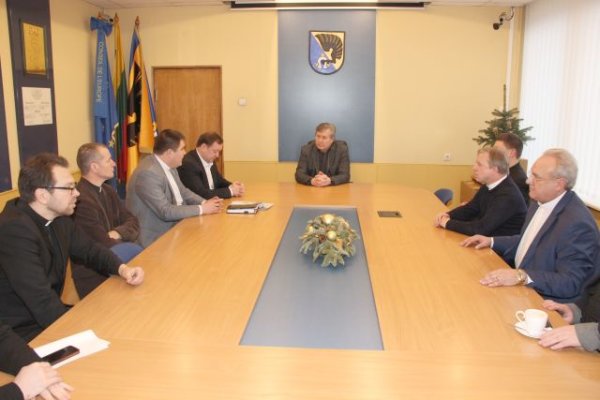 Rajono vadovai su dvasininkais sutarė problemas spręsti kartu 