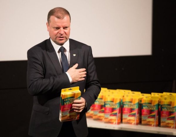 Premjeras kviečia prisidėti prie pilietinės akcijos „Padovanok Lietuvos vėliavą“