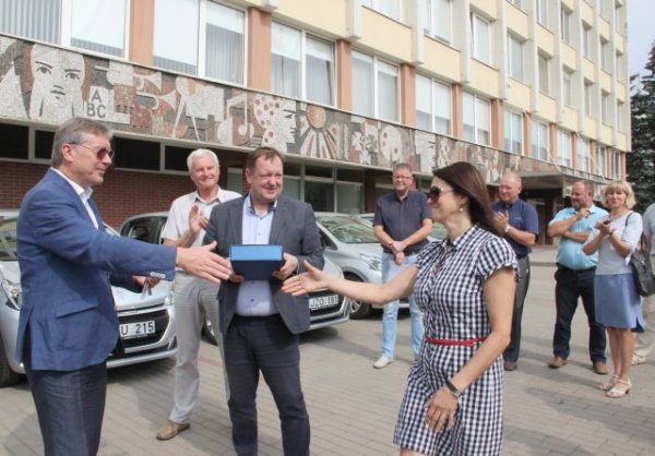 Kaimiškųjų seniūnijų socialiniams darbuotojams – nauji automobiliai 