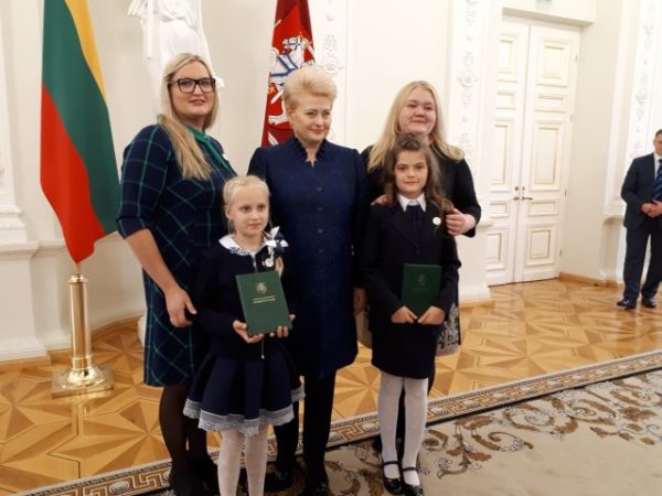 Lėja ir Augustė iš Labūnavos – tarp Konstitucijos egzamino laureatų