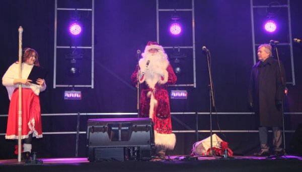 Didžiosios Rinkos aikštėje įžiebta Kalėdų eglė