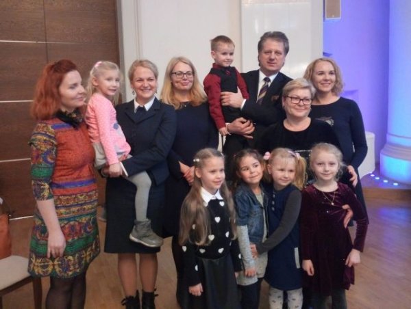 Mokyklai-darželiui „Obelėlė“ – konkurso „Švarių rankų šokis 17“ apdovanojimas