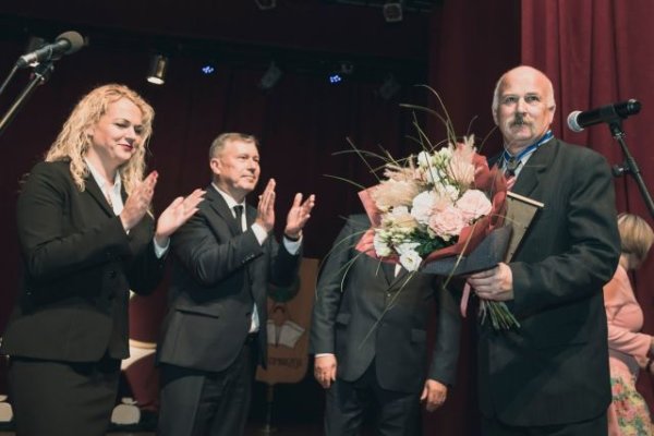 Šėtos gimnazijos 100-mečio proga - savivaldybės garbės ženklas ir mero padėkos