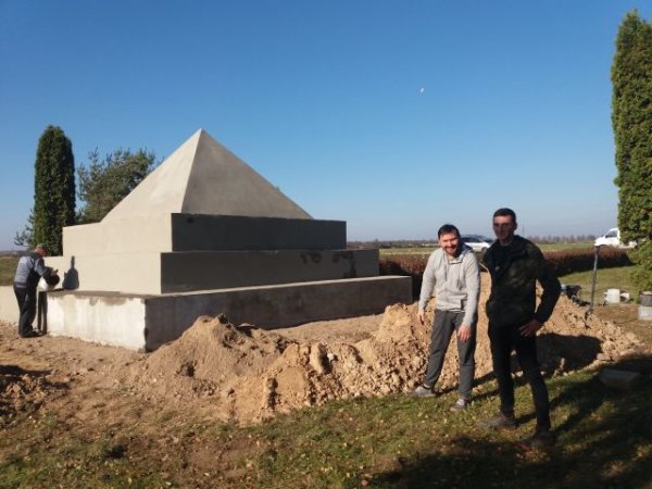 Restauruojamas paminklas Lietuvos nepriklausomybės kovoje pirmam žuvusiam kariui savanoriui...
