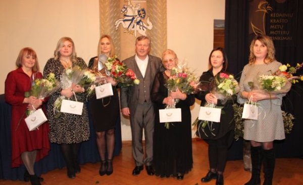 Dovanomis ir dainomis pagerbtos kėdainietės: konkurso „Kėdainių krašto metų moterų rinkimai 2019“...