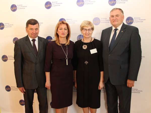 Švietimo darbuotojų konferencijoje aptartos visos dienos mokyklų kūrimo patirtys