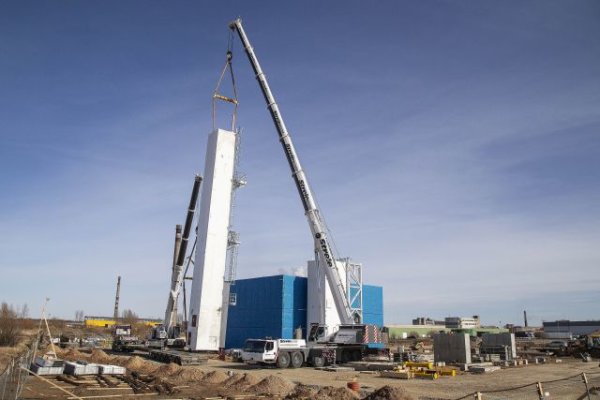 „Linde Gas“ oro skaidymo gamykloje sumontuota įspūdinga kolona