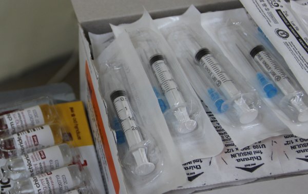 COVID - 19 naujienos:  trečiąja COVID-19 vakcinos doze paskiepyti pirmieji pacientai 