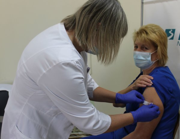COVID-19 naujienos: pirmosios trečia vakcinos doze pasiskiepijo medikės