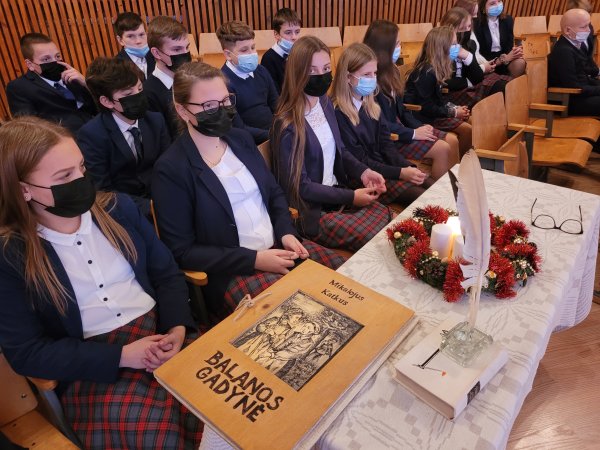 Krakių gimnazistai paminėjo „Balanos gadynės“ 90-etį