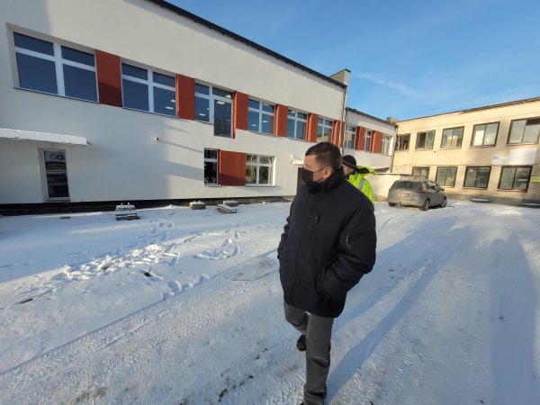 Apžiūrėtas remontuojamas Truskavos kultūros centras