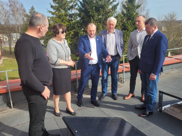 Šėtos gimnazija oficialiai pristatė ant stogo įrengtą saulės elektrinę