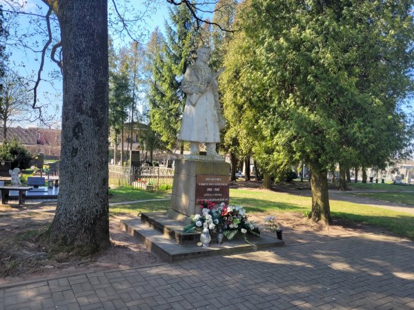 Karių skulptūros stovi paskutines dienas