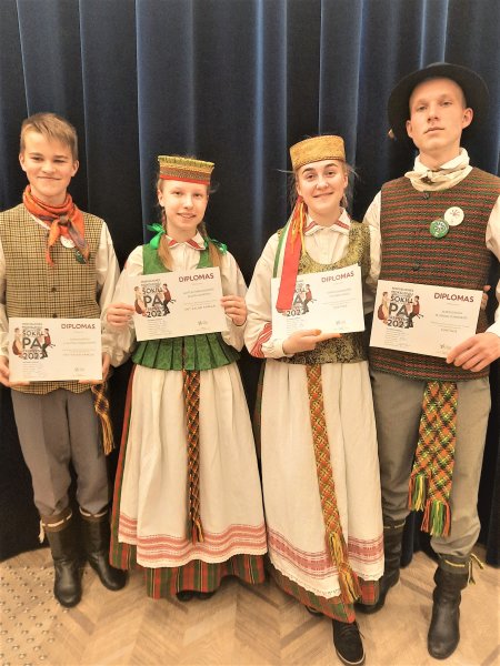 Iš respublikinių moksleivių folklorinių šokių varžytuvių „Patrepsynė“ kėdainiečiai grįžo su...