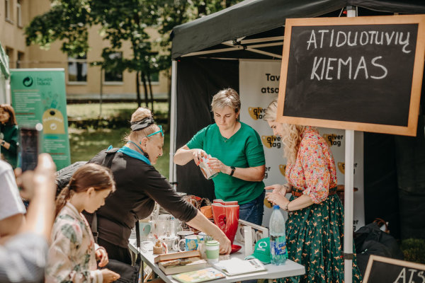 „Atiduotuvių kiemas“ Kėdainiuose: vieni stebėjosi, kiti džiaugėsi galėdami ne tik nemokamai...
