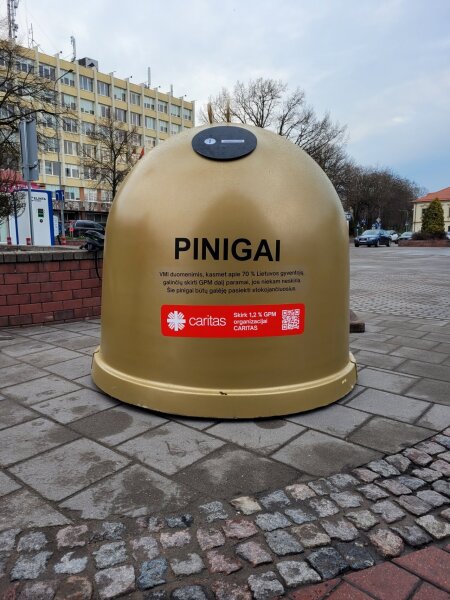 "Caritas" atskleidė auksinių pinigų konteinerių tikslą