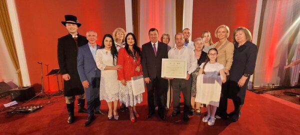 Unikalios Velykų tradicijos puoselėtojams įteiktas pripažinimo sertifikatas