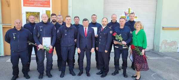 Pasveikinti Kėdainių priešgaisrinės gelbėjimo tarnybos ugniagesiai