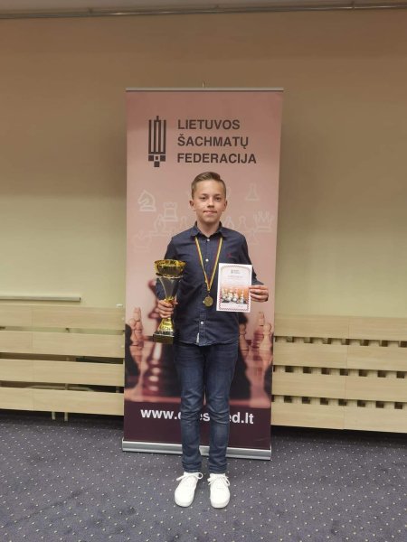 Lietuvos jaunių „Žaibo“ ir  greitųjų šachmatų čempionatuose puikiai pasirodė kėdainietis Gustas...