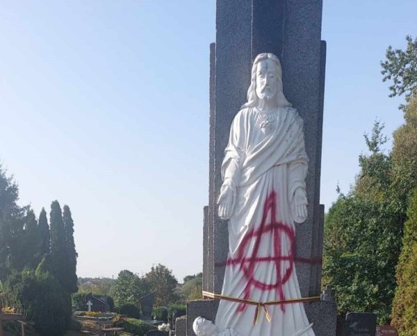 Išniekinti paminklai Dotnuvos gatvės kapinėse