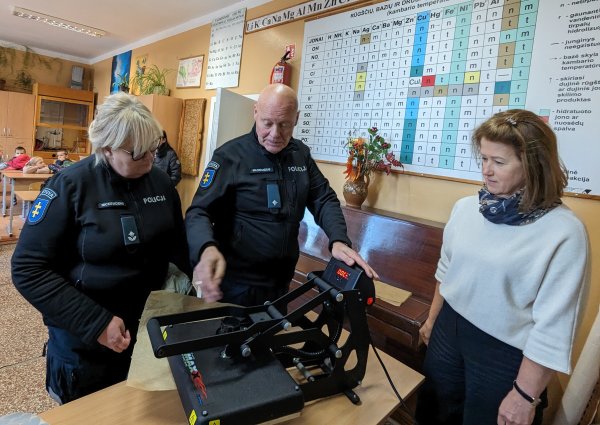 Tęsiamos saugaus eismo ir nepilnamečių narkotinių ar psichotropinių medžiagų naudojimo bei...