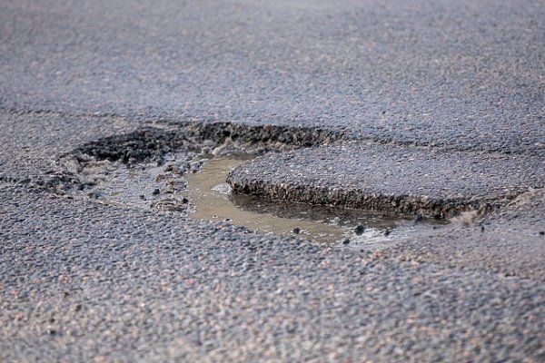 Dėl eismo įvykių, kai transporto priemonė įvažiuoja į kelio duobę