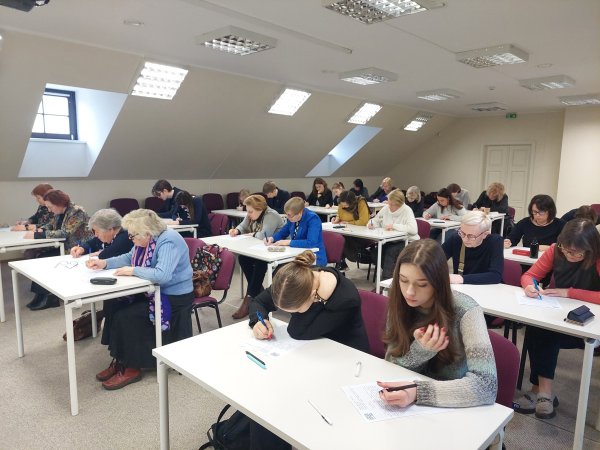 Kėdainių bibliotekoje 30 kėdainiečių rašė diktantą