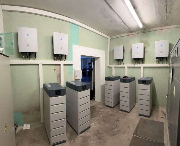 Saulės elektrinės pagamintos elektros energijos kaupiklis jau dirba Šėtos gimnazijoje