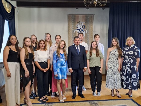 Pagerbti šimto balų įvertinimus gavę rajono abiturientai