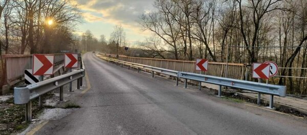 Bus vykdomi rekonstruojamo tilto per Barupės upę sijų montavimo darbai