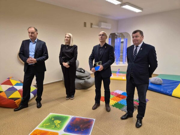 Amerikos lietuvių lėšomis dviejose rajono gimnazijose įrengtos daugiafunkcės erdvės