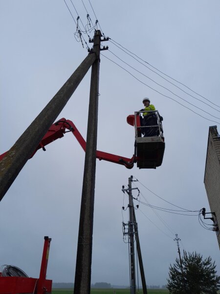 Audros padariniai elektros tinklui ir toliau intensyviai šalinami