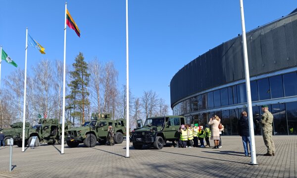 Lietuvos kariuomenės Pėstininkų brigados „Geležinis Vilkas“ kariai Kėdainiuose pristatė techniką...