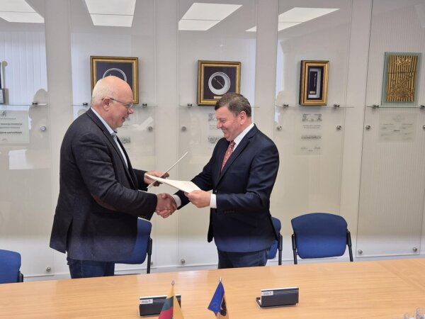 „Airtech“ dronų būreliai žengia į Kėdainius: pasirašyta sutartis dėl padalinio steigimo